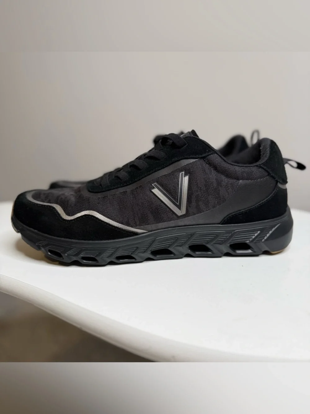 Vionic Presley Men's Black Performance Walking Sneakers with Silver Accents